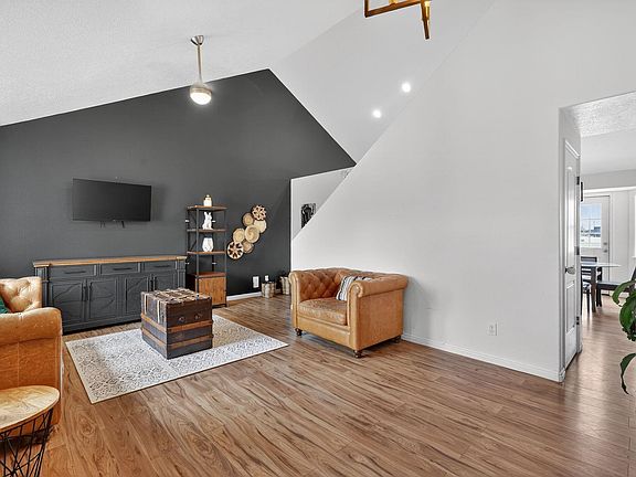 3rd image of 4565 Sarah Loop