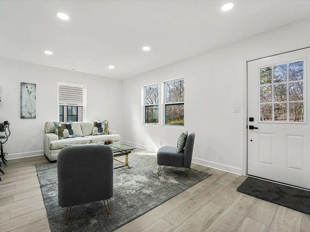 3 bed, 3.0 bath, 1572 sqft, $2,100 — Photo 4