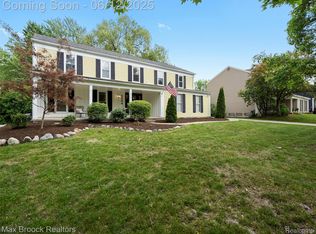 5544 Kingsfield Dr, West Bloomfield, MI 48322
