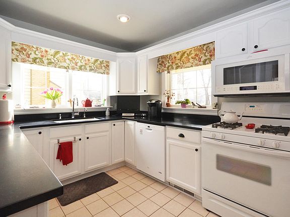 4th image of 1122 Lakeway Ave