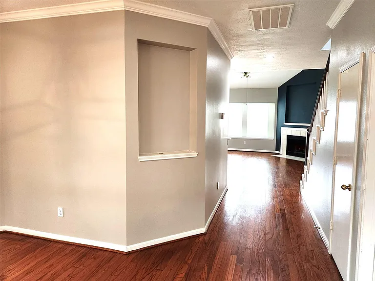 3131 Signal Hill Dr — Photo 2