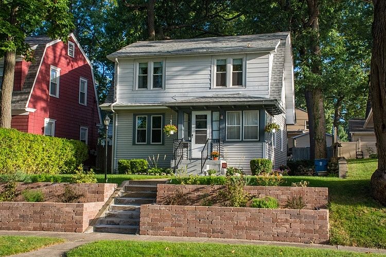 1st image of 916 W Grove St