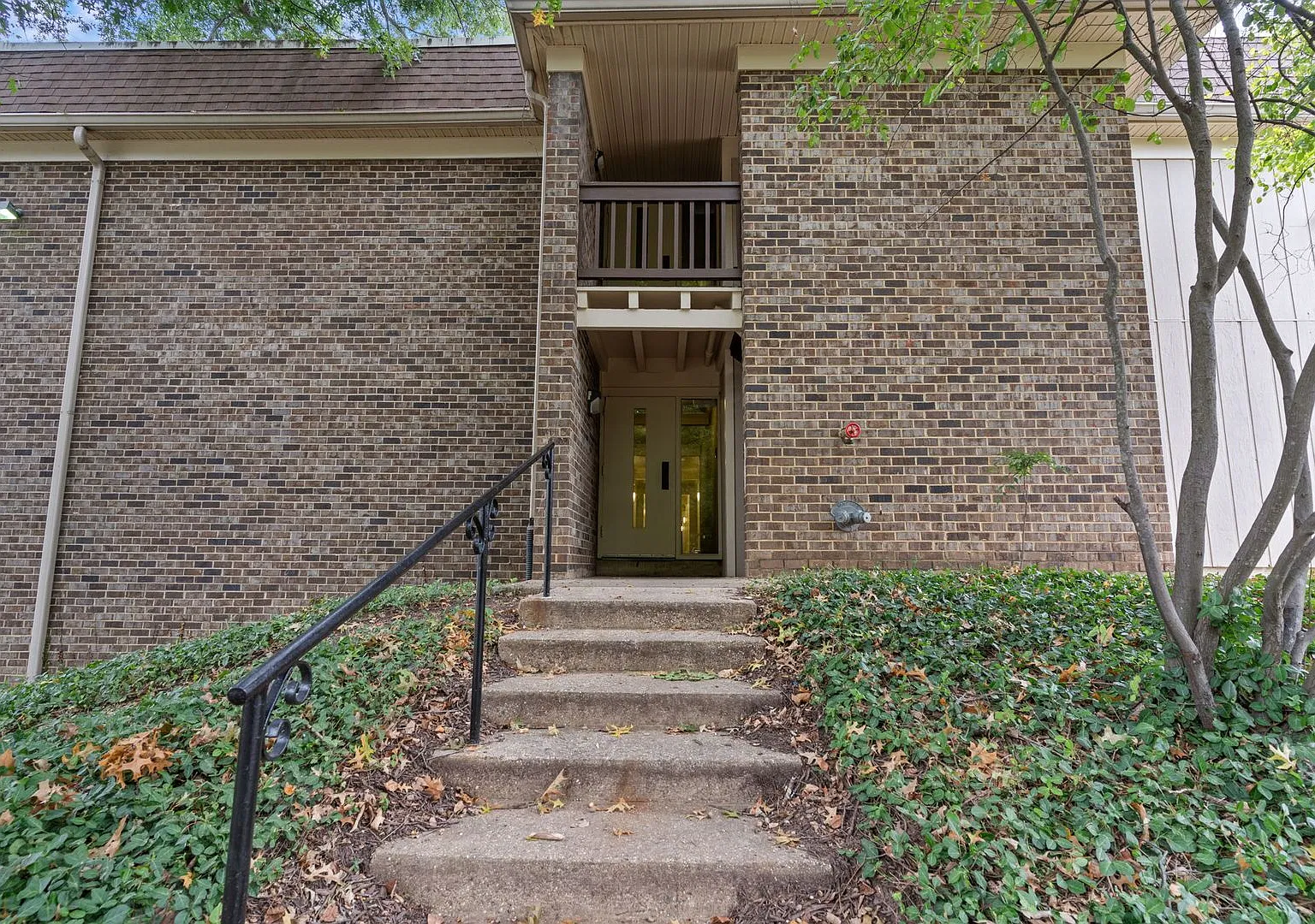 Spacious Springfield Condo in Desirable Neighborhood | 2 Bed, 1 Bath — Photo 3
