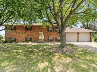 112 Country Aire Dr, Troy, IL 62294
