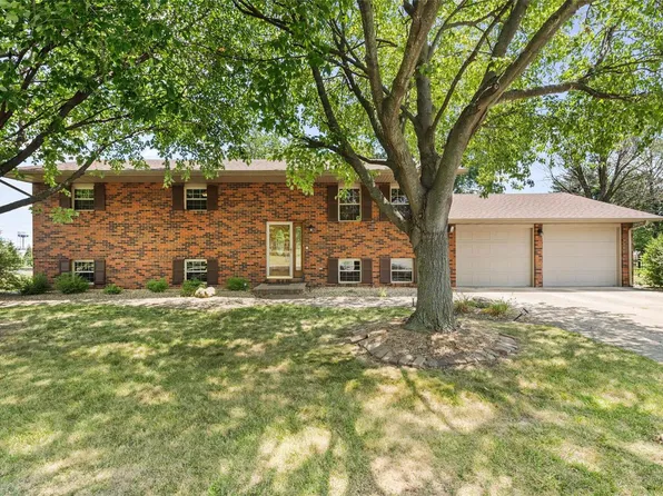 112 Country Aire Dr, Troy, IL 62294