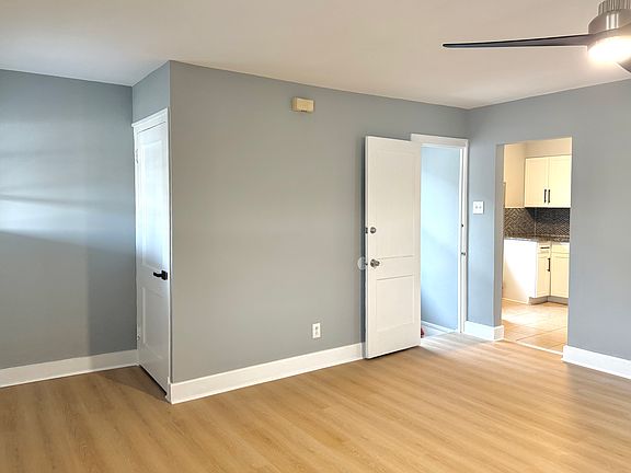 Entrance in the middle, kitchen on the right side of the picture and balcony to the left side