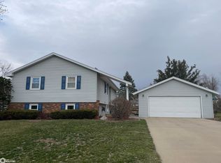 1002 Henry Dr, Marshalltown, IA 50158