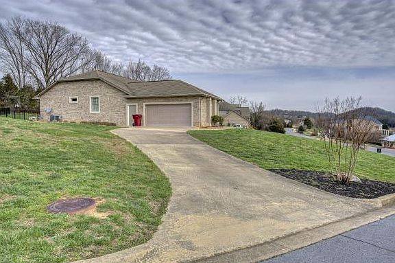 4th image of 106 Lake Harbor Dr
