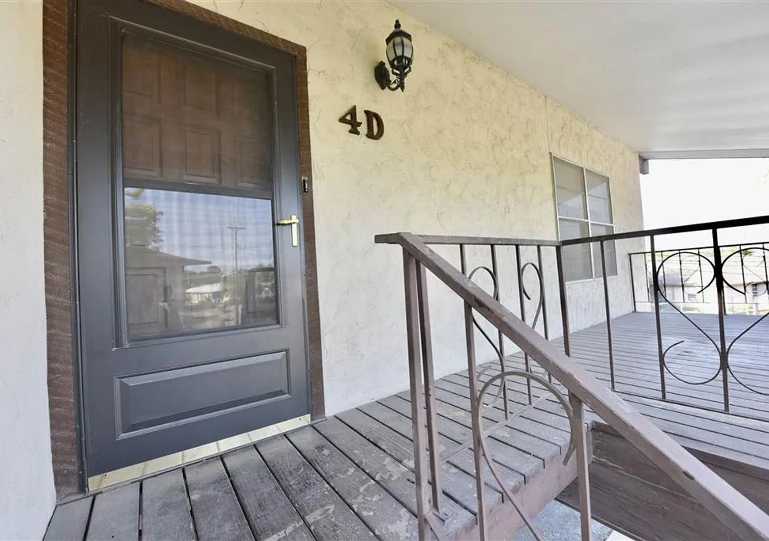 100 Royal Way 4D — Photo 2