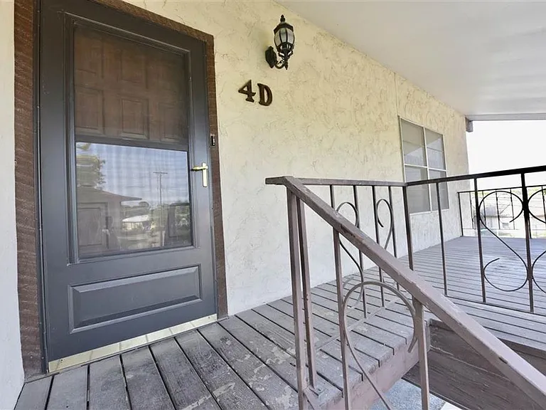 100 Royal Way Dr #4D — Photo 2