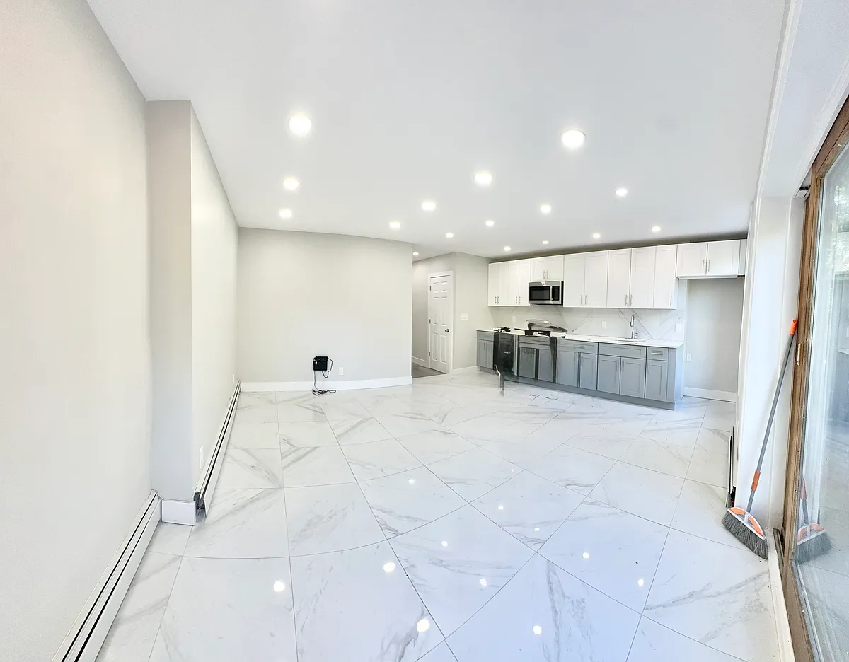 Building Photo - 1125 E 92nd St #2