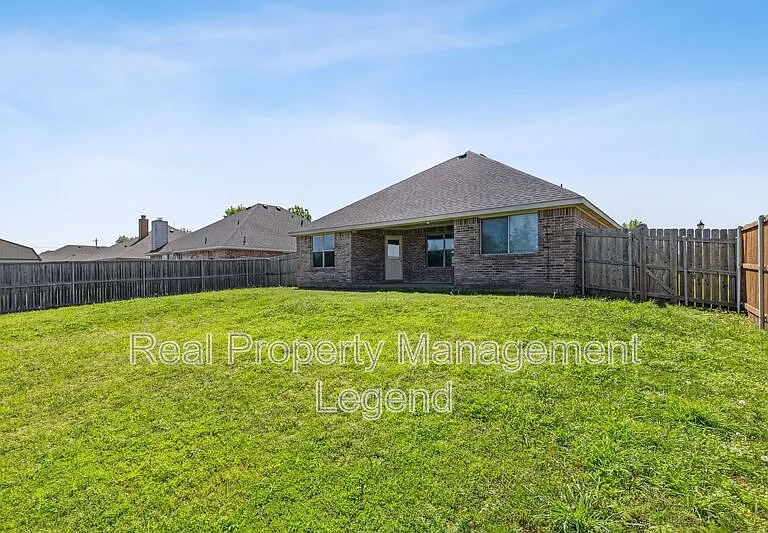 110 Magnolia St — Photo 25