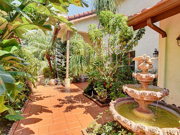 4th image of 21646 Club Villa Ter