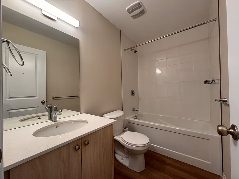 410 Northfield Dr W #D9 — Photo 9