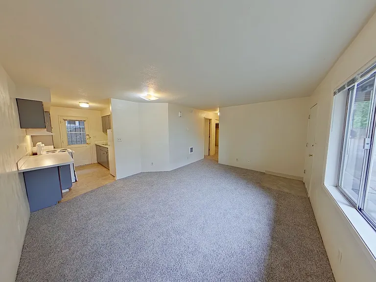 555 W 8th Ave — Photo 2