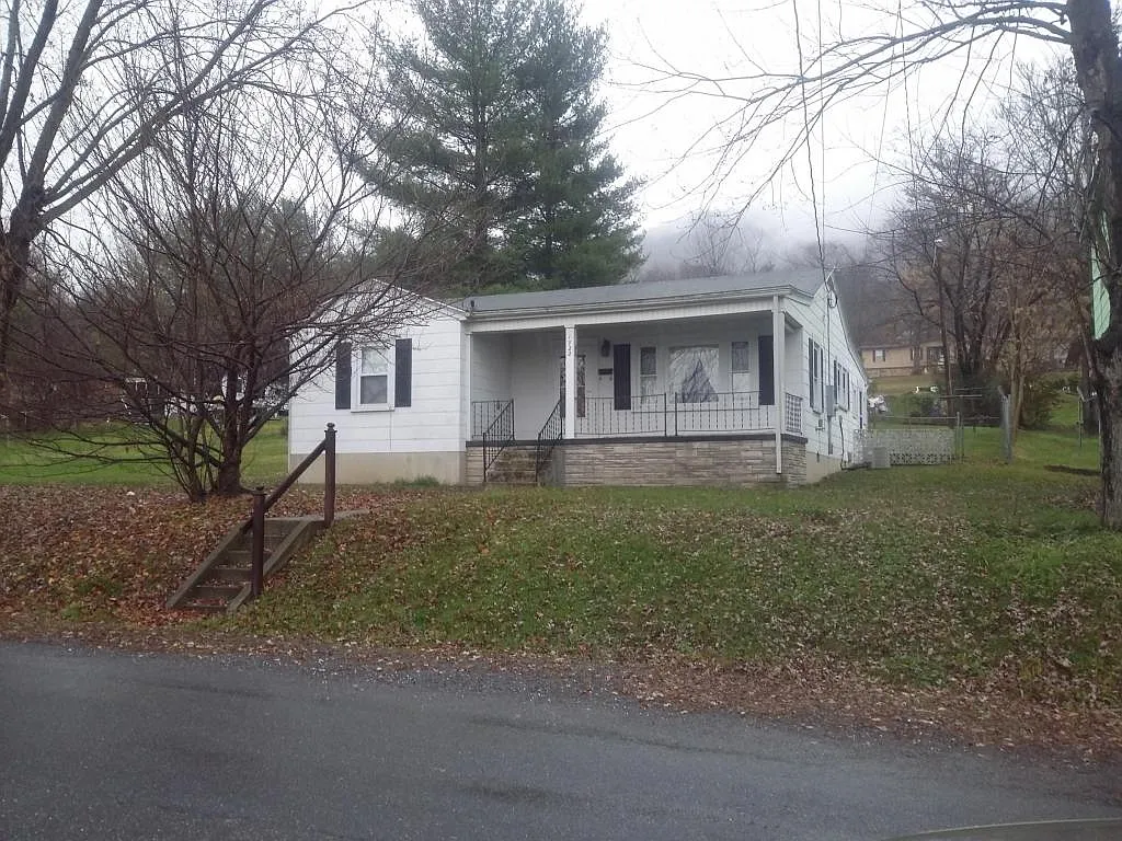 1722 Cedar Ave photo 1