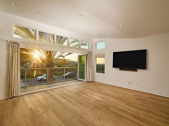 Sunsets and ocean views off the living room with cool ocean breezes