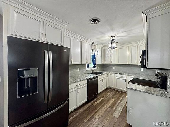 5th image of 715 Lawn St