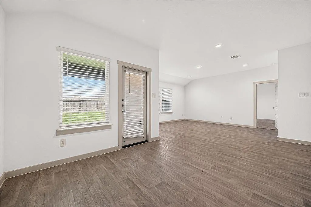 4 bed, 2.0 bath, 1860 sqft, $2,100 — Photo 4