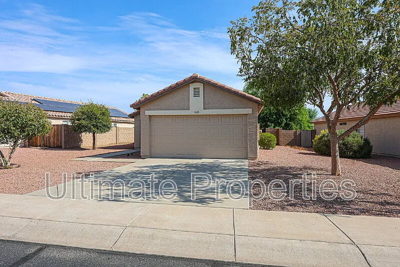 3 bed, 2.0 bath, 1062 sqft, $1,895 — Photo 3