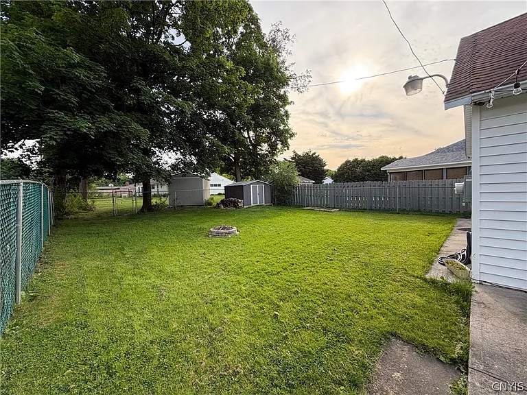 902 James St — Photo 3