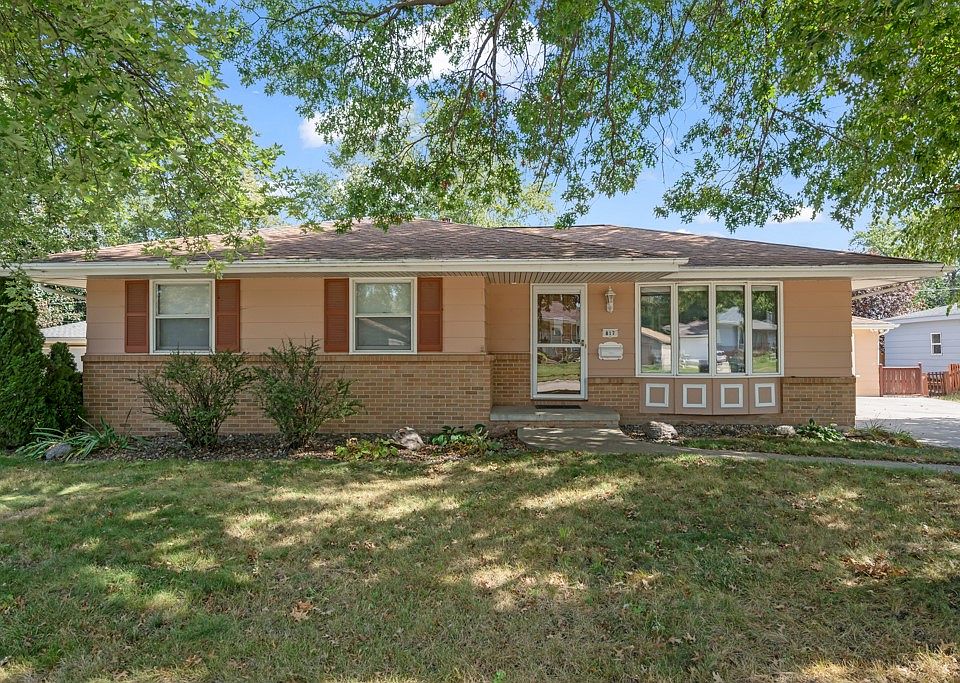 1st image of 817 SE Cortina Dr