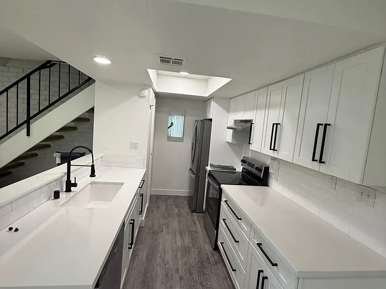 3045 Knollwood Ave — Photo 2