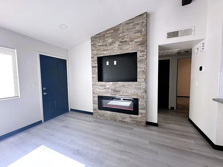 328 Linn Ln — Photo 3