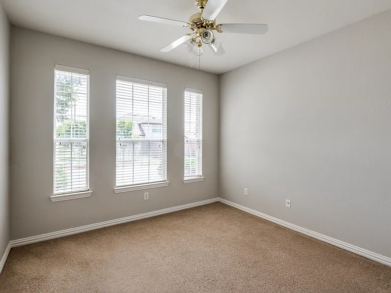 323 Del Cano Dr — Photo 21