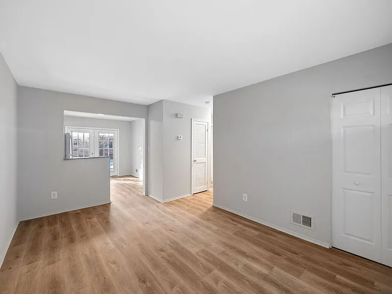 Plymouth Gardens Apartments — Photo 9