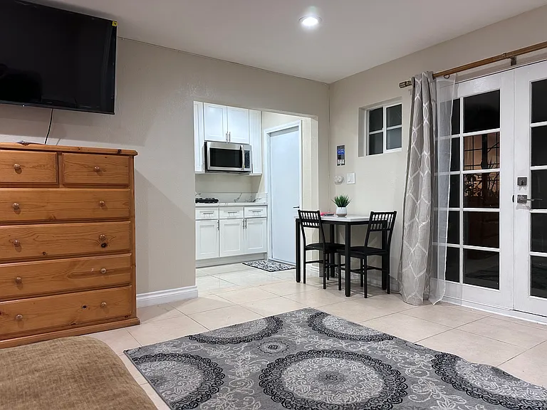 200 S Palm Dr — Photo 4