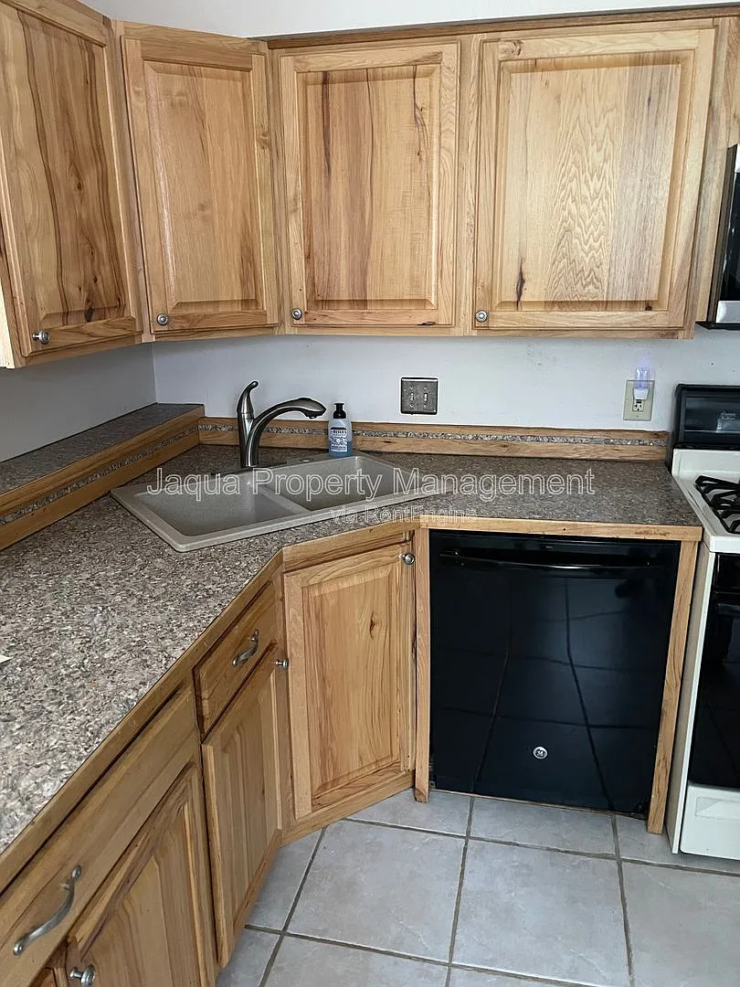 2 bed, 1.0 bath, 860 sqft, $1,300 — Photo 4
