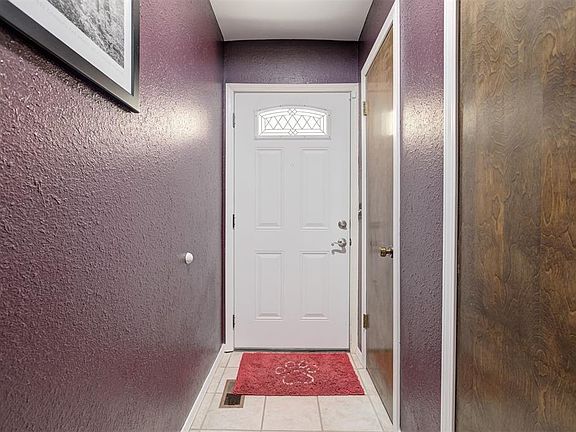 4th image of 909 N King Ave