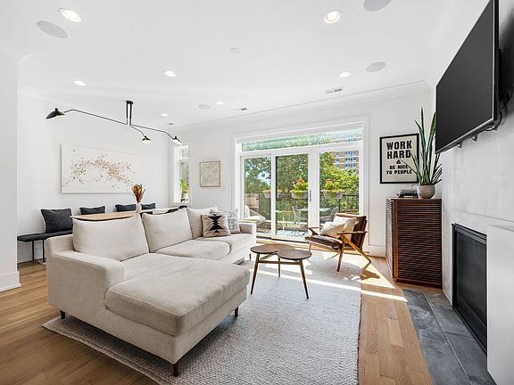 4th image of 2028 W Le Moyne St Unit 3W