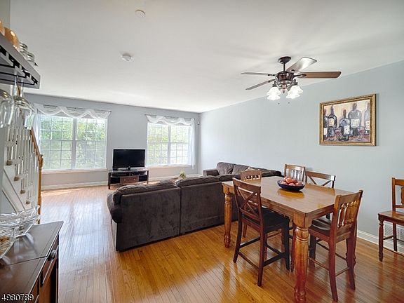 4th image of 12 Dogwood Ln