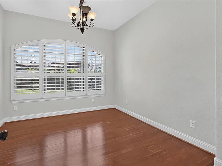 4635 Saginaw Ct — Photo 6