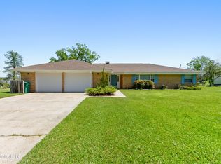 5212 Lakeview Dr, Moss Point, MS 39563