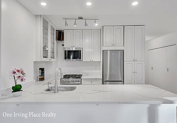 4th image of 1 Irving Pl APT P20i