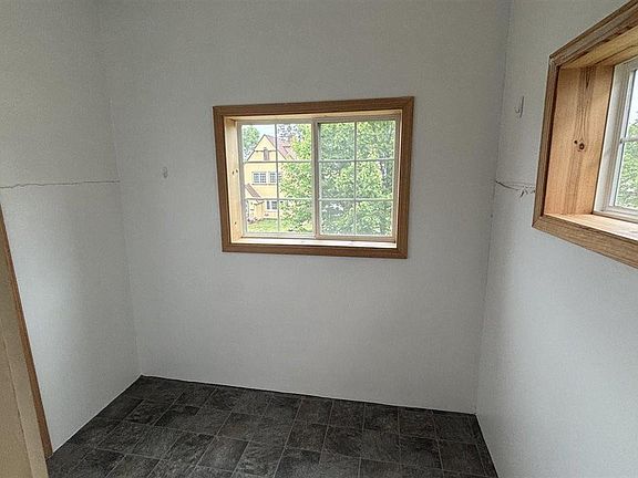 4th image of 724 Summit St