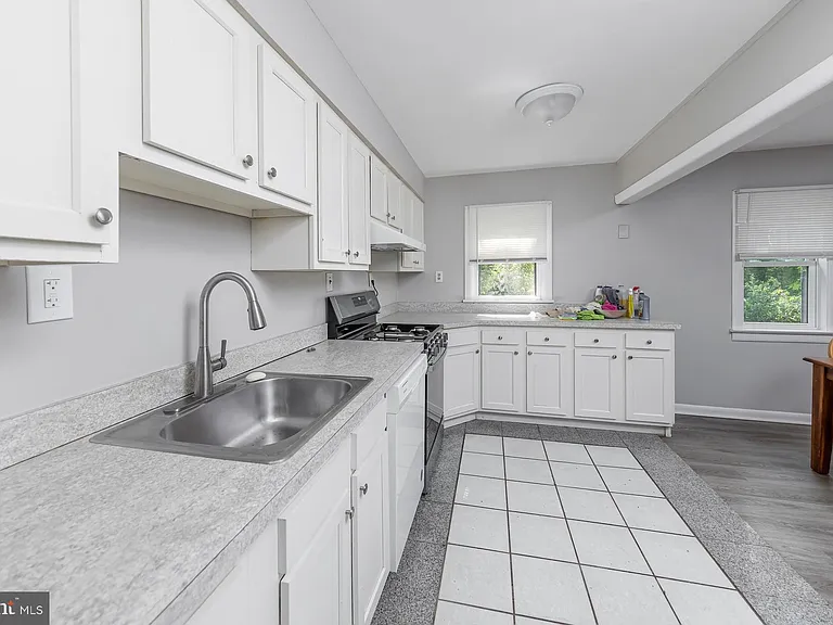 1100 Woodlawn Ave — Photo 3