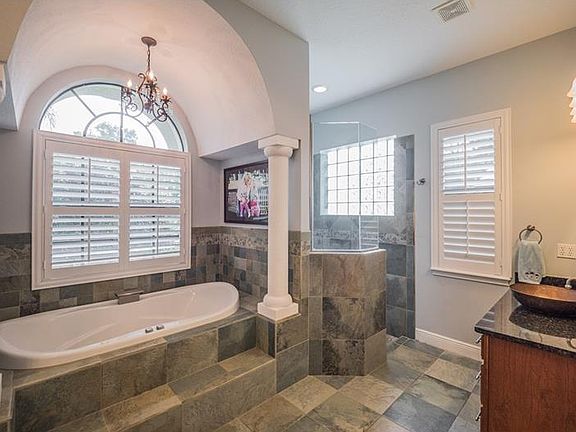 5th image of 375 Dubsdread Cir