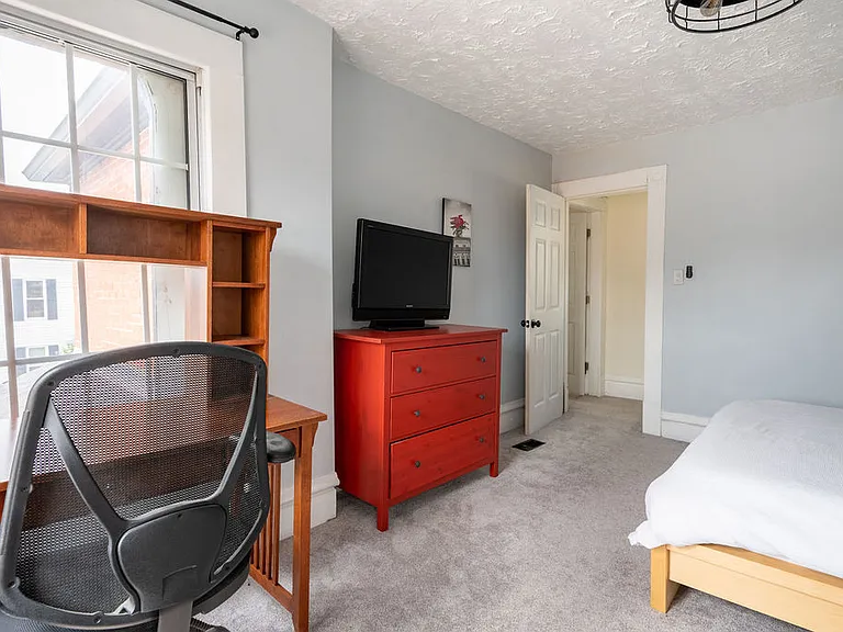 Spare bedroom w/bathroom