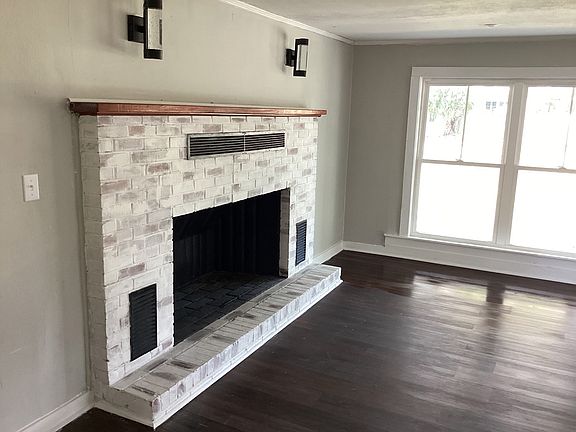 5th image of 300 N Harrington Rd