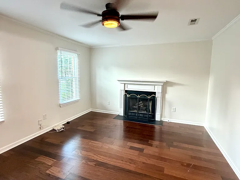 302 Rolling Acres Dr — Photo 3