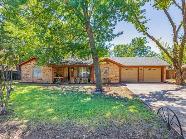 417 E White St, Pilot Point, TX 76258