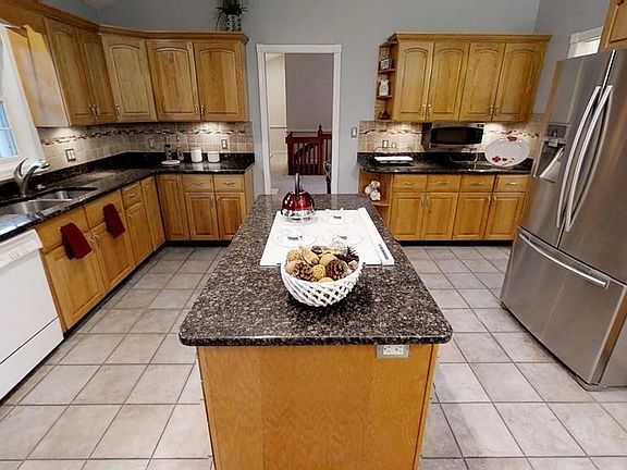 3rd image of 22 Wedgewood Dr