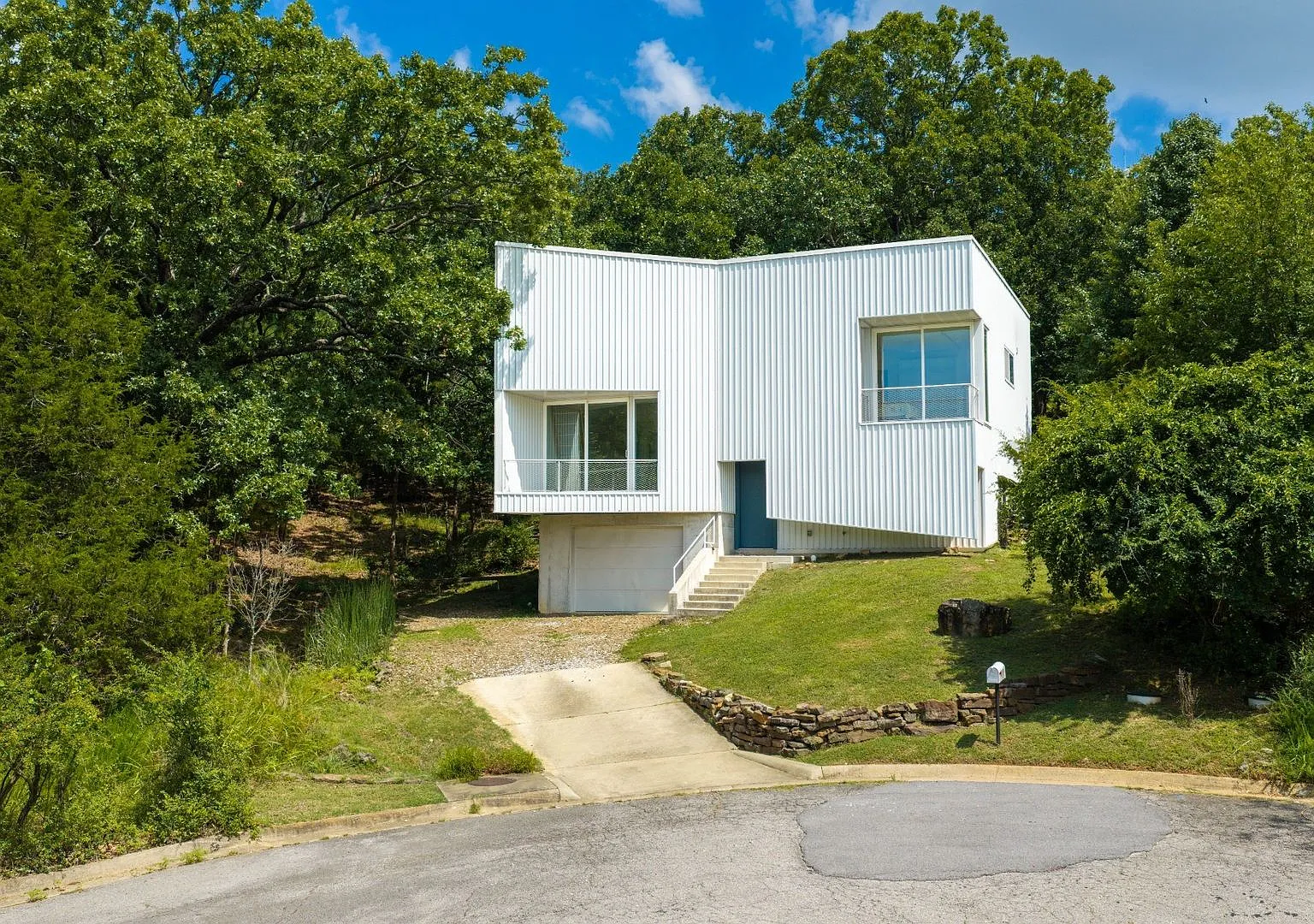 Stunning 3 Bedroom home in unbeatable location — Photo 1