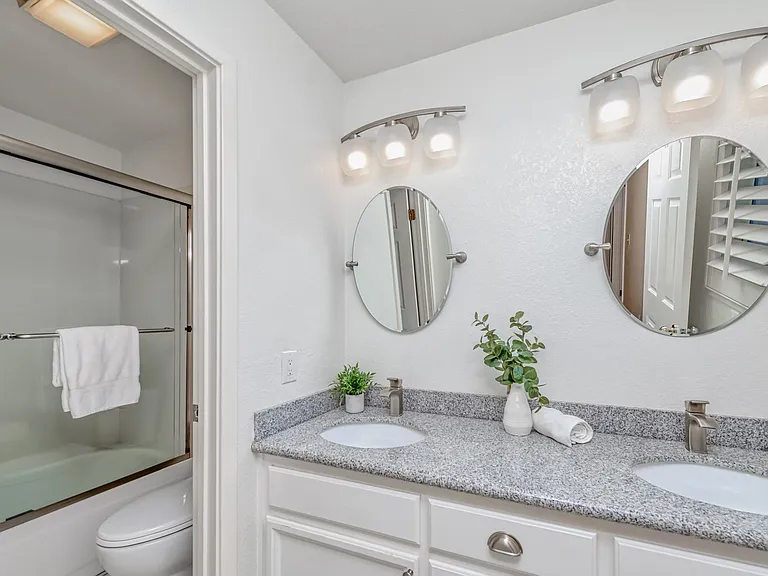 Upper level compartmentalized full bath, dual vanity sinks.
