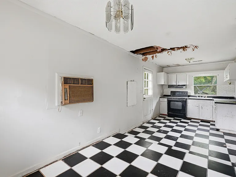 615 Macon St — Photo 13