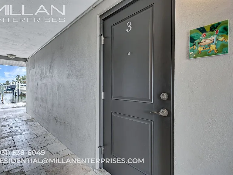 325 Capri Boulevard — Photo 24